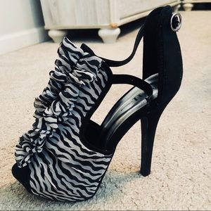 Shi pinder zebra black and white heels, size 8, like new, vintage
